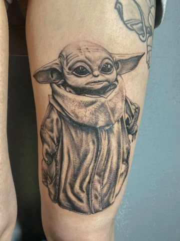 Mini Yoda (Grogu) sur la cuisse de Célia 