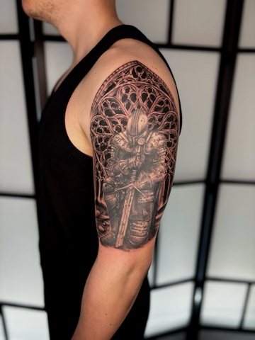 Tatouage chevalier gothique en noir et gris – Projet Evan