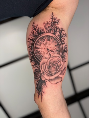 Tatouage montre à gousset et rose réaliste en noir et blanc – projet réalisé avec Cédric