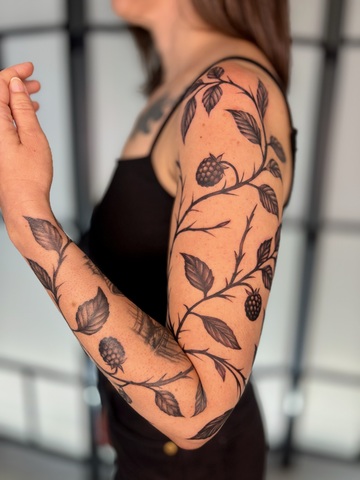 Tatouage réaliste de ronces et mûres – Bras complet noir et gris
